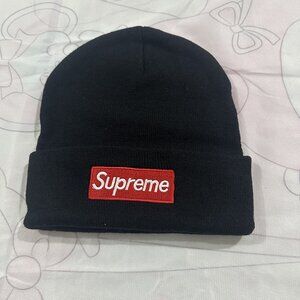 Supreme Embroidered Lettering Knitted Hat